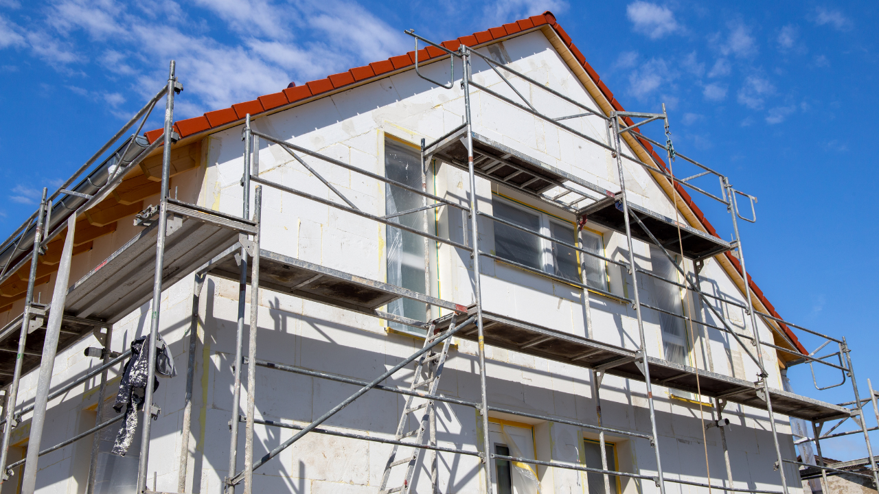 Rénovation d'une façade de maison avec échafaudages