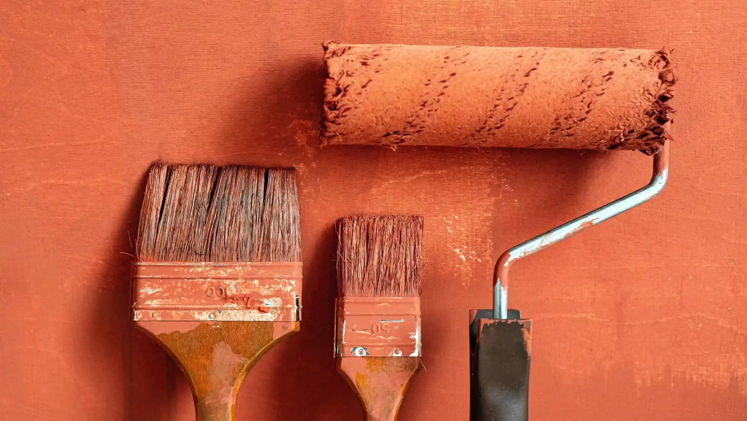 Matériel de peinture, pinceaux, rouleau et peinture orange