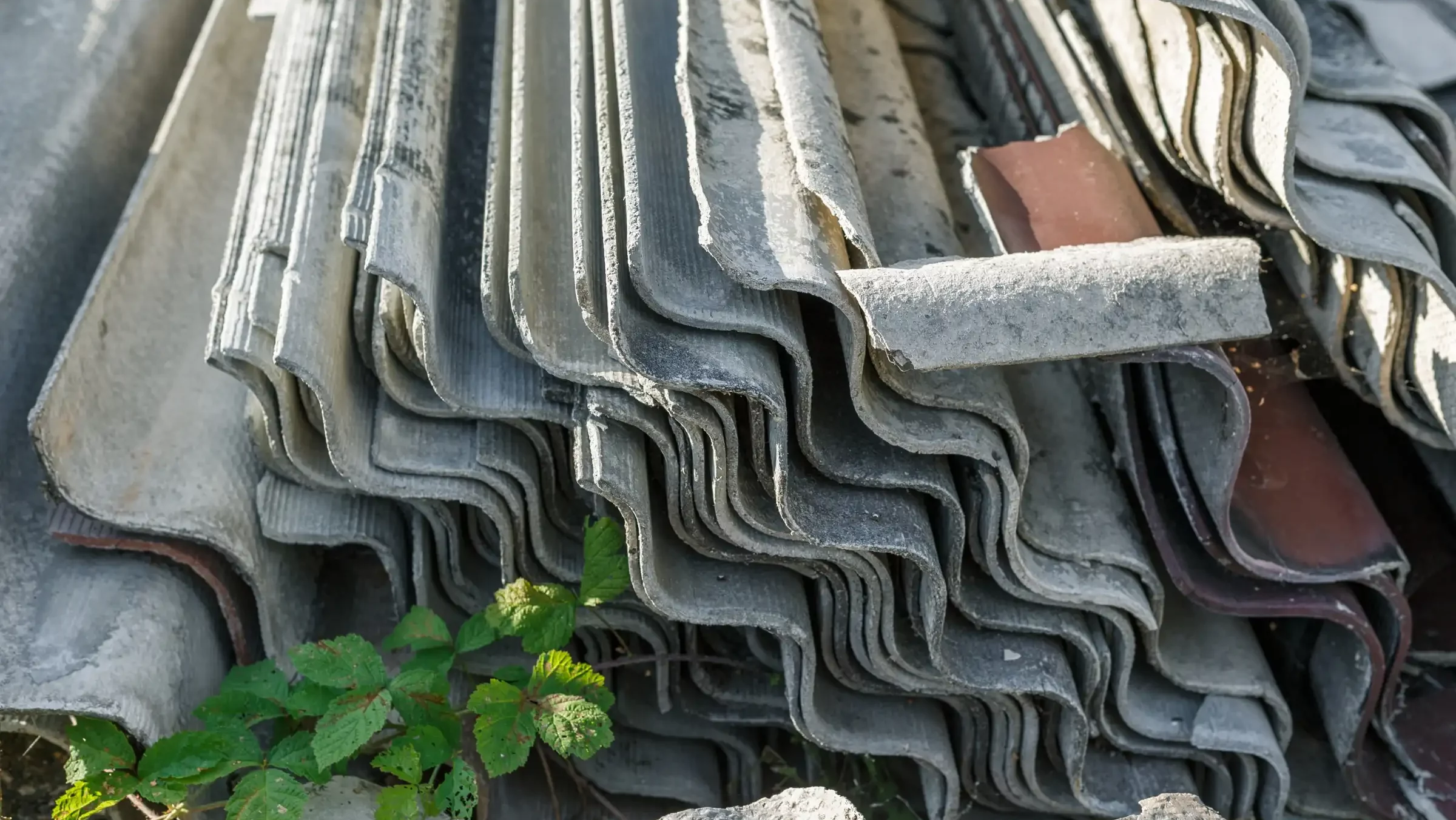 Plaques de revêtement de toiture amiantées