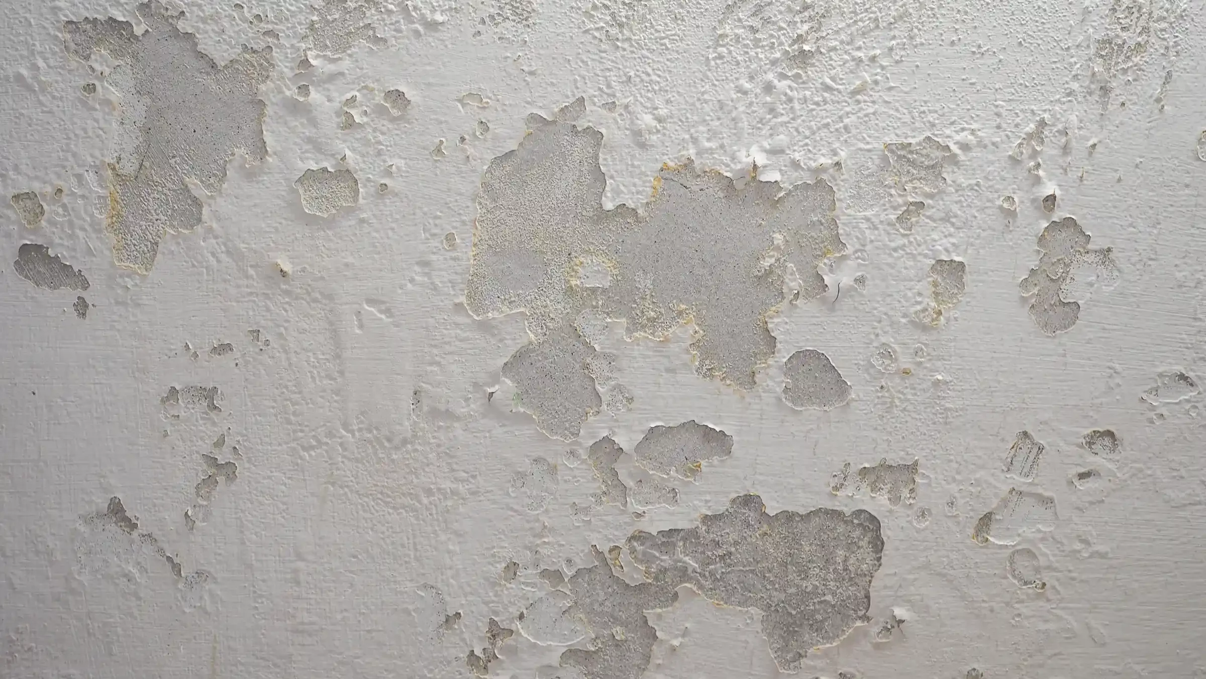 Crépi d'un mur abîmé à cause de l'humidité