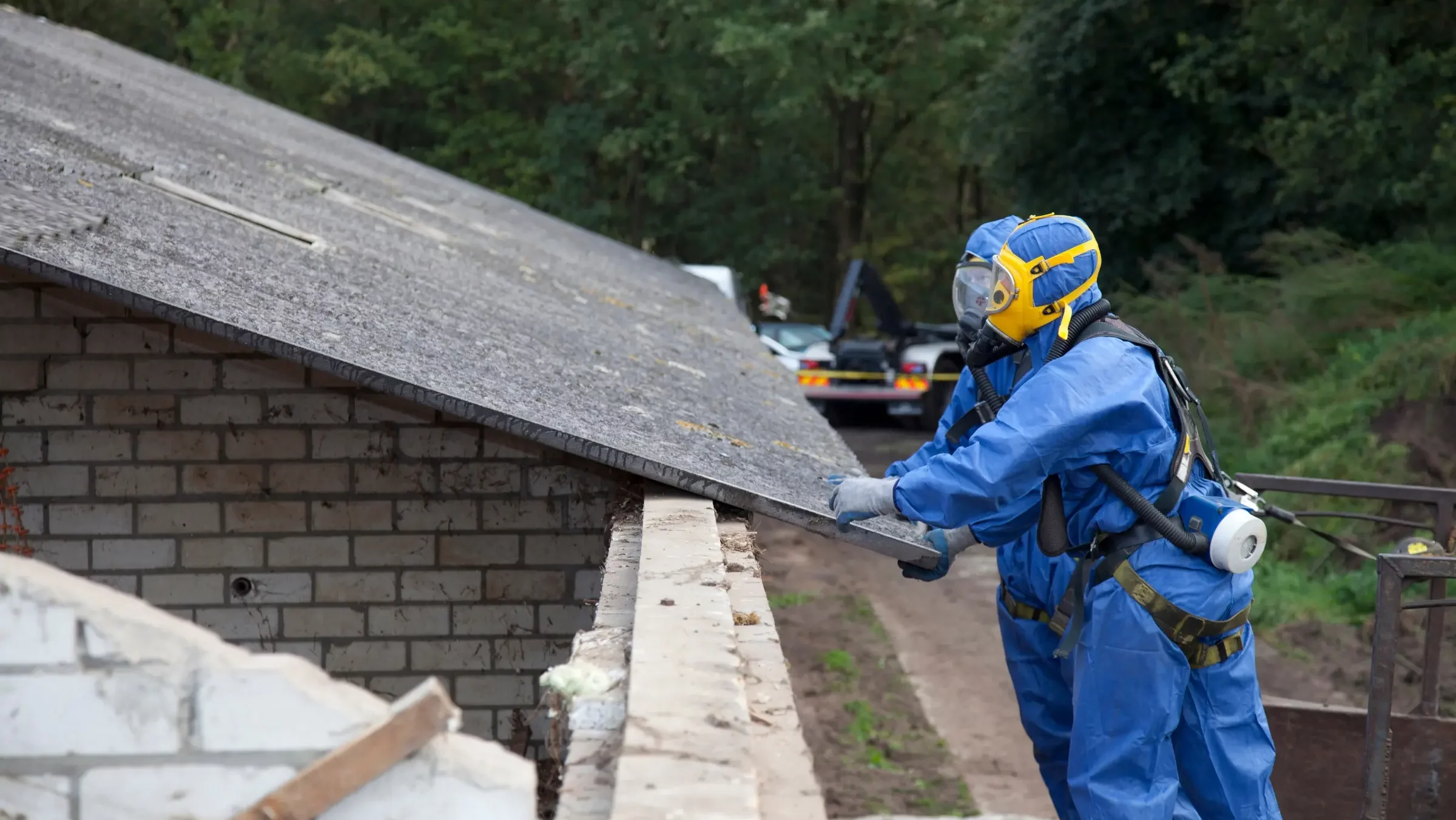 Désamiantage par professionnels en combinaison