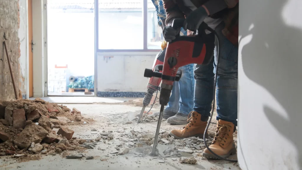 Rénovation intérieure et utilisation d'un marteau-piqueur