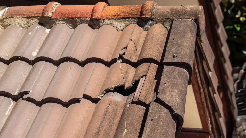 Toiture cassée avec tuiles manquantes